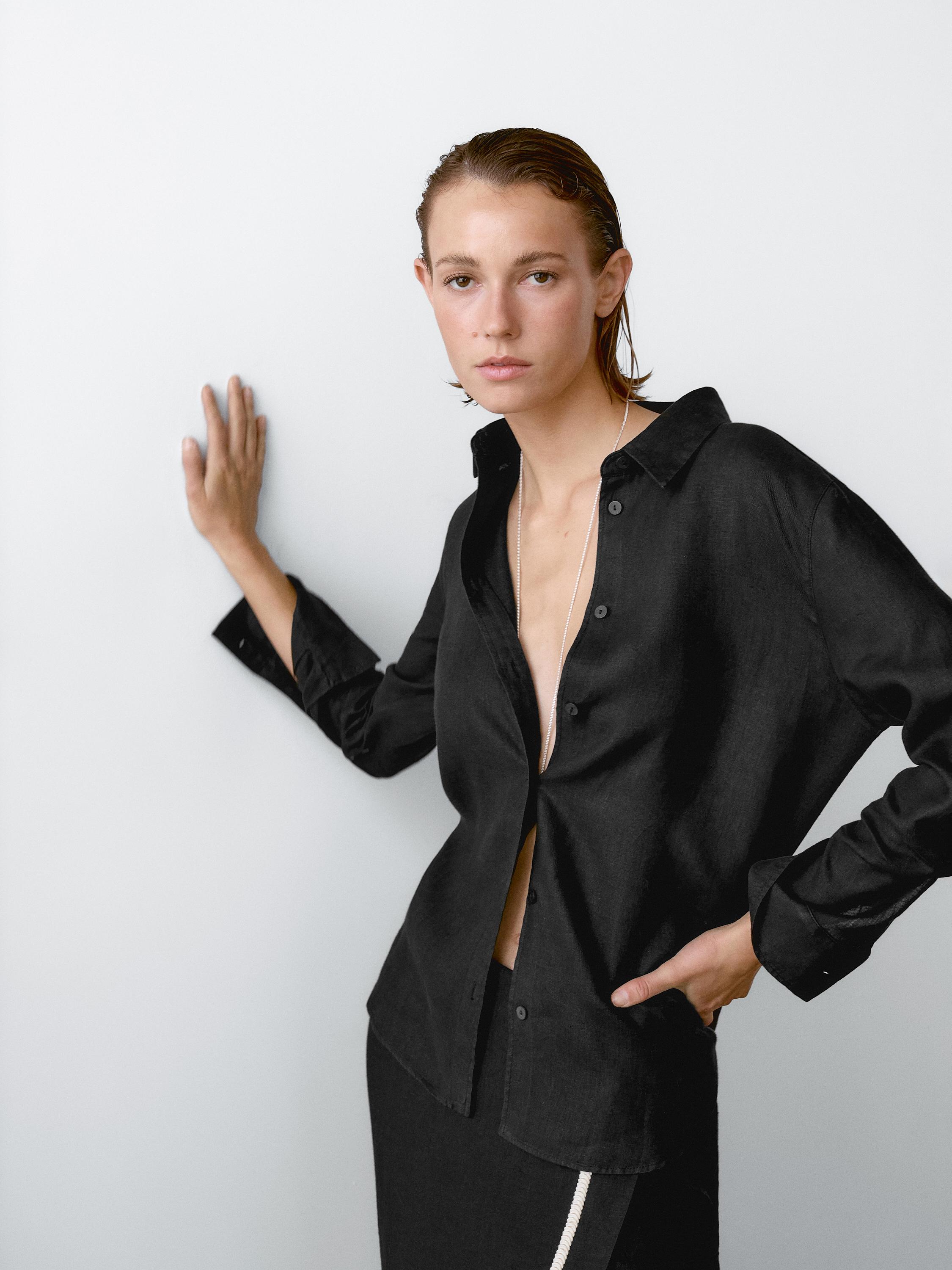 Jupe midi avec broderie contrastante